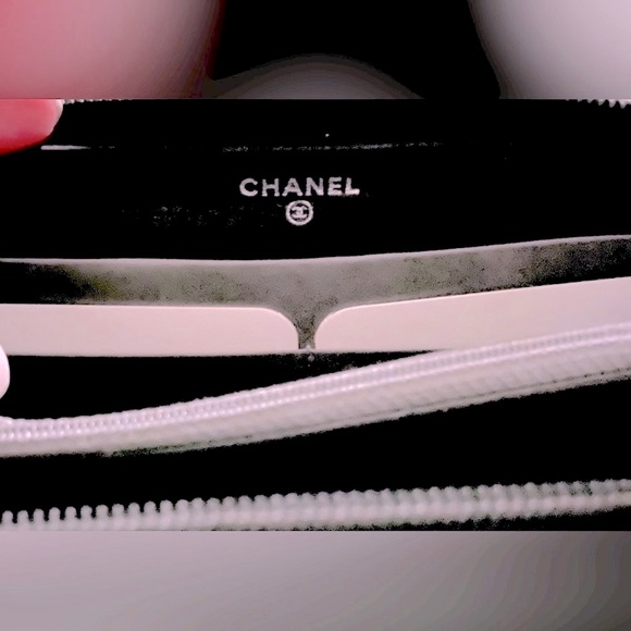 Chanel Maltase Lucky Symbols Black Patent Leather Zip Around Wallet EC - Picture 6 of 10